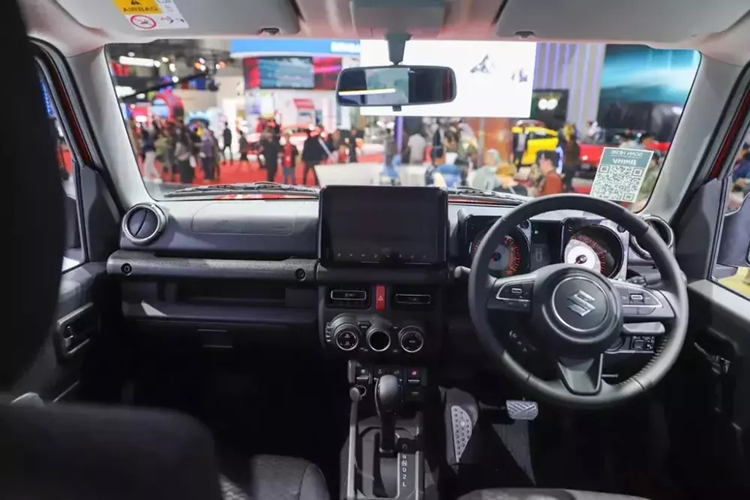 Nằm bên dưới nắp ca-pô của mẫu SUV này vẫn là động cơ xăng 4 xi-lanh, hút khí tự nhiên, dung tích 1.5L, cho công suất tối đa 105 mã lực và mô-men xoắn cực đại 136 Nm. Tuy nhiên, Suzuki Jimny White Rhino Edition chỉ dùng hộp số tự động 4 cấp. Bên cạnh đó là hệ dẫn động 4 bánh AllGrip Pro có 3 chế độ là 2H (2WD High), 4H (4WD High) và 4L (4WD Low).