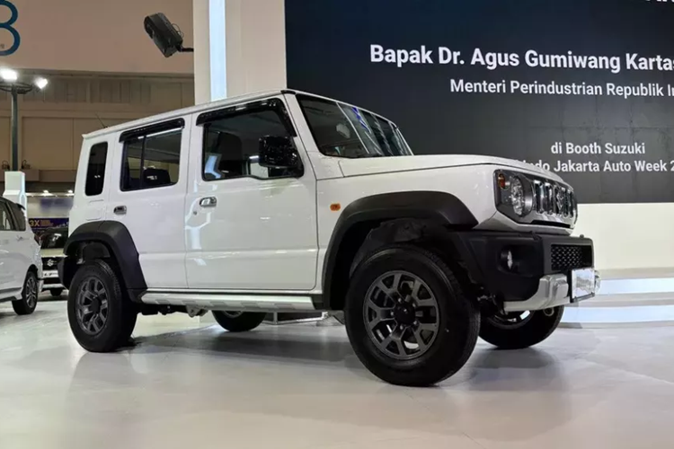 Đây là màu sơn White Rhino cho Suzuki Jimny 5 cửa phiên bản giới hạn này. Nổi bật trên nền trắng là một số chi tiết ngoại thất màu đen tương phản như cản trước/sau, ốp gương chiếu hậu, vè che mưa và ốp cua lốp. Ngoài ra, xe còn có những chi tiết ngoại thất mạ crôm làm điểm nhấn như lưới tản nhiệt và tay nắm cửa.