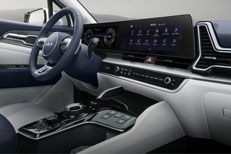 Bên trong cabin, Kia Sportage 2025 dự kiến sẽ được trang bị màn cong cỡ lớn giống Sorento và Carnival mới. Các công nghệ an toàn, tiện nghi và kết nối hiện đại cũng sẽ được bổ sung. Vô lăng giống EV9 có thể là một thay đổi khác.