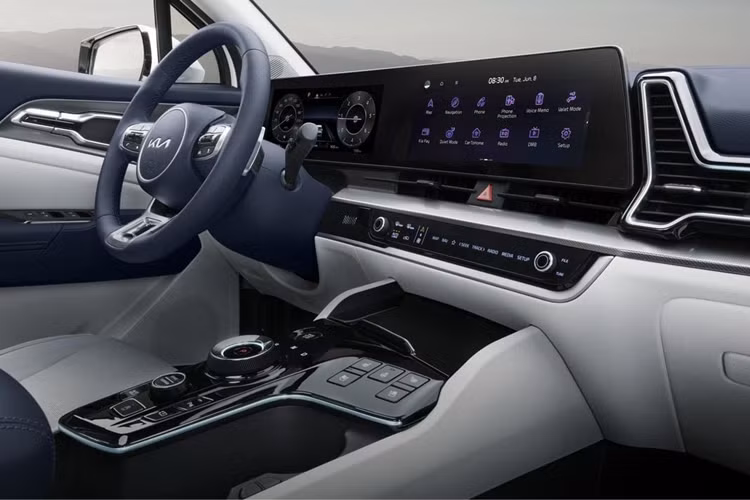 Bên trong cabin, Kia Sportage 2025 dự kiến sẽ được trang bị màn cong cỡ lớn giống Sorento và Carnival mới. Các công nghệ an toàn, tiện nghi và kết nối hiện đại cũng sẽ được bổ sung. Vô lăng giống EV9 có thể là một thay đổi khác.