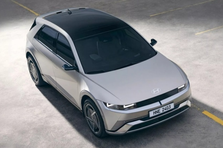 Về nội thất, bên trong khoang cabin của SUV điện Hyundai Ioniq 5 2025 được trang bị màn hình 12,3 inch chạy phần mềm ccNC mới, hỗ trợ kết nối Apple CarPlay và Android Auto không dây. Bảng điều khiển trung tâm của xe cũng được thiết kế lại với các nút điều khiển cho ghế sưởi và thông gió, vô lăng sưởi và hỗ trợ đỗ xe.