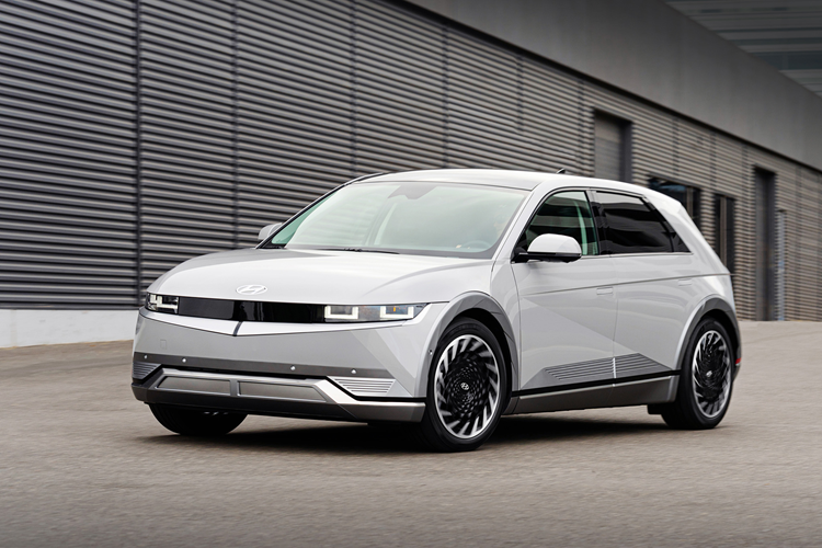 Thay vì sử dụng bộ pin dung lượng 58 kWh và 77 kWh như cũ, ở lần cập nhật này, Hyundai Ioniq 5 đã được nâng cấp dung lượng pin lên thành 63 kWh và 84 kWh. Phạm vi hoạt động của xe theo đó cũng tăng từ 384 km lên 440 km đối với pin 63 kWh và từ 507 km lên 570 km đối với pin 84 kWh.