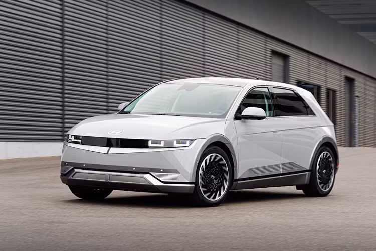 Thay vì sử dụng bộ pin dung lượng 58 kWh và 77 kWh như cũ, ở lần cập nhật này, Hyundai Ioniq 5 đã được nâng cấp dung lượng pin lên thành 63 kWh và 84 kWh. Phạm vi hoạt động của xe theo đó cũng tăng từ 384 km lên 440 km đối với pin 63 kWh và từ 507 km lên 570 km đối với pin 84 kWh.