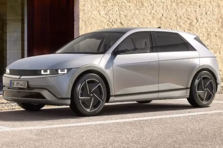 Nhìn chung, thiết kế của Hyundai Ioniq 5 2025 mới không khác nhiều, xe chỉ được tinh chỉnh một số chi tiết như: cản trước, cánh gió sau nhằm tăng tính khí động học cho xe. Mâm xe cũng được thiết kế mới với kích thước 19 inch và 20 inch (tùy phiên bản).