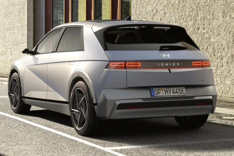 Về trang bị an toàn, Hyundai Ioniq 5 2025 vẫn sở hữu gói công nghệ ADAS nhưng được bổ sung thêm một số tính năng như: cảm biến đỗ xe bên hông và tính năng tự động chuyển làn đường.