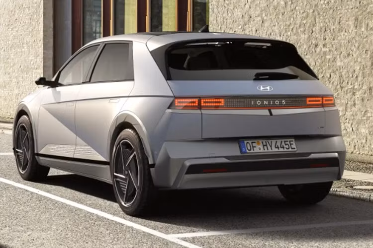 Về trang bị an toàn, Hyundai Ioniq 5 2025 vẫn sở hữu gói công nghệ ADAS nhưng được bổ sung thêm một số tính năng như: cảm biến đỗ xe bên hông và tính năng tự động chuyển làn đường.