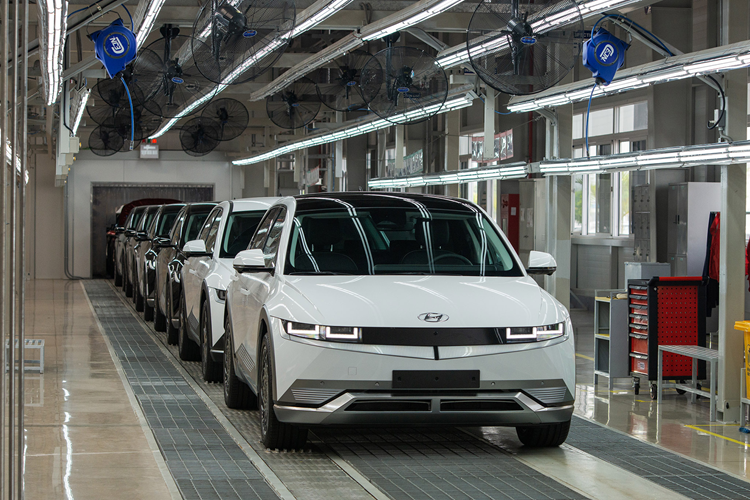 Xe được trang bị gói N Line sẽ có phạm vi hoạt động là 515 km đối với phiên bản dẫn động cầu sau pin 84 kWh và 495 km đối với phiên bản dẫn động 4 bánh pin 84 kWh.