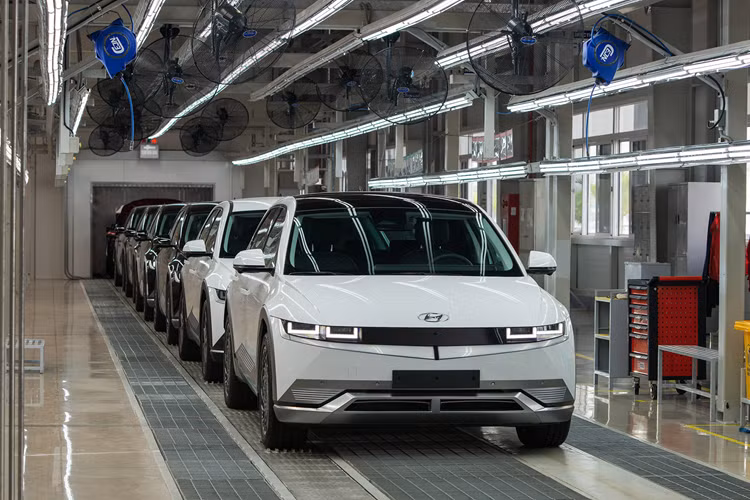 Xe được trang bị gói N Line sẽ có phạm vi hoạt động là 515 km đối với phiên bản dẫn động cầu sau pin 84 kWh và 495 km đối với phiên bản dẫn động 4 bánh pin 84 kWh.