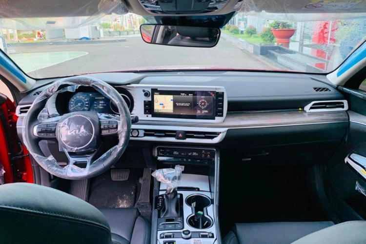 Kia K5 tại Việt Nam sở hữu thiết kế trẻ trung, thời thượng mang đúng phong cách của hãng xe Hàn Quốc. Đây cũng chính là ưu điểm của K5 so với các đối thủ cùng phân khúc.