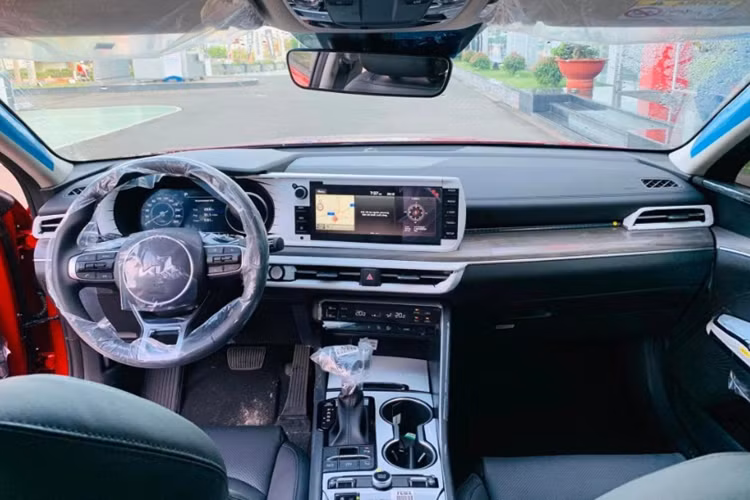 Kia K5 tại Việt Nam sở hữu thiết kế trẻ trung, thời thượng mang đúng phong cách của hãng xe Hàn Quốc. Đây cũng chính là ưu điểm của K5 so với các đối thủ cùng phân khúc.