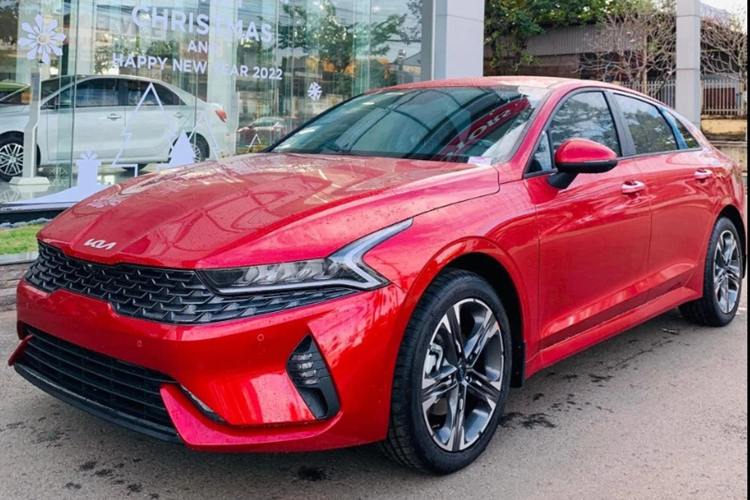 Cụ thể, khách hàng mua xe Kia K5 Luxury vin 2023 ở thời điểm này sẽ được đại lý ưu đãi từ 35 - 50 triệu đồng (tùy đại lý). Giá xe Kia K5 Luxury sau ưu đãi chỉ còn dao động từ 809 - 824 triệu đồng (tùy đại lý).