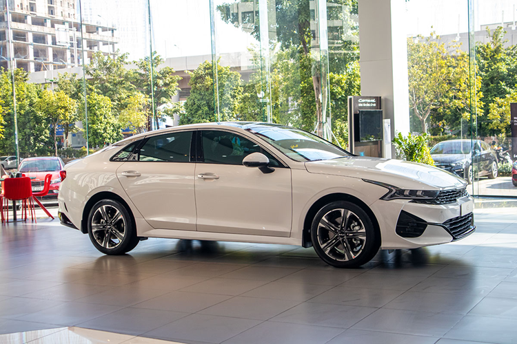 Trong khi đó, bản GT-Line được trang bị máy 2.5 GDI cho công suất 191 mã lực và mô-men xoắn 246 Nm. Động cơ đi cùng hộp số tự động 8 cấp và hệ dẫn động cầu trước. Về trang bị an toàn, Kia K5 không có gói hỗ trợ lái nâng cao (ADAS).