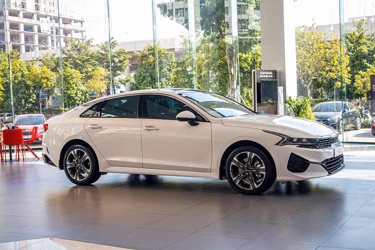 Trong khi đó, bản GT-Line được trang bị máy 2.5 GDI cho công suất 191 mã lực và mô-men xoắn 246 Nm. Động cơ đi cùng hộp số tự động 8 cấp và hệ dẫn động cầu trước. Về trang bị an toàn, Kia K5 không có gói hỗ trợ lái nâng cao (ADAS).