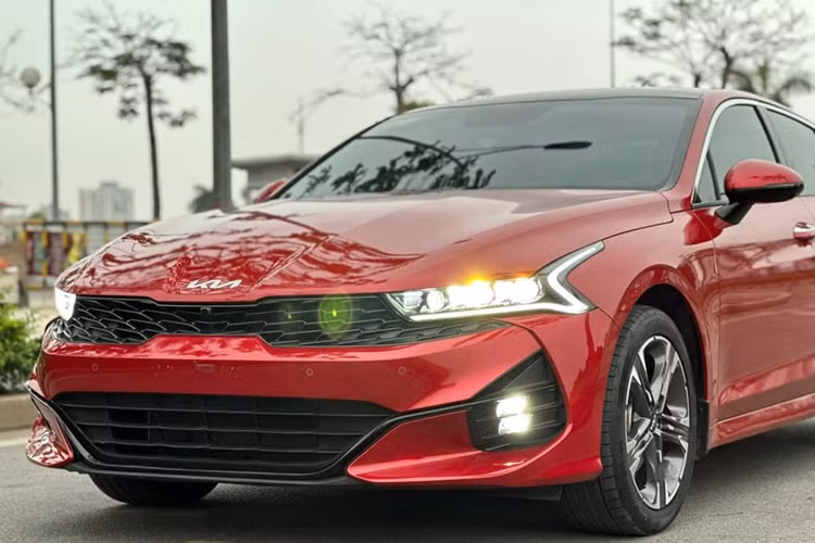 Dù giá bán của Kia K5 có phần thấp hơn các đối thủ như Honda Accord, Toyota Camry nhưng vẫn còn cao hơn khá nhiều so với Mazda6 (giá 744 - 874 triệu đồng). Sắp tới, phân khúc sedan cỡ D còn đón thêm “tân binh” MG7 có giá dự kiến dưới 900 triệu đồng, hứa hẹn sẽ vô cùng cạnh tranh.