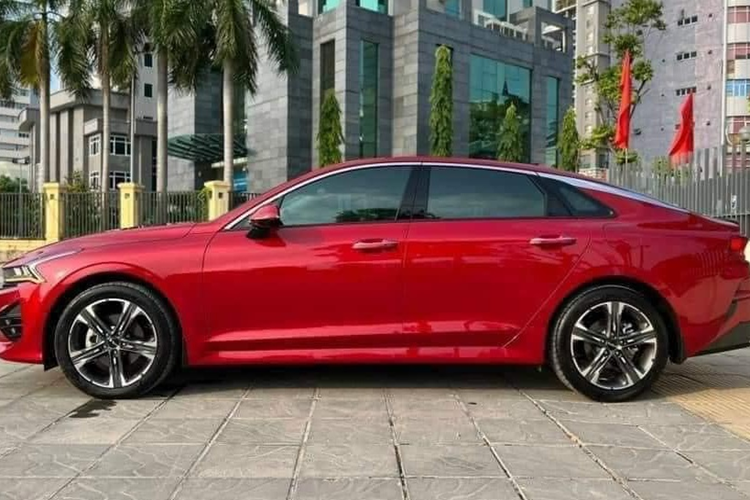 Về nội thất, bên trong khoang cabin của xe được trang bị nhiều tiện nghi như: vô lăng tích hợp các phím chức năng, lẫy chuyển số sau vô lăng, bảng đồng hồ kỹ thuật số 12.3 inch, màn hình giải trí 10,25 inch kết nối Apple CarPlay và Android Auto