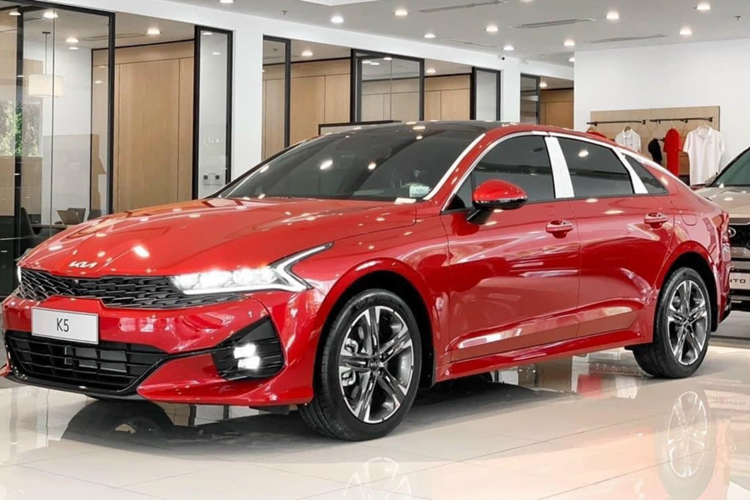 Xe chỉ có các trang bị cơ bản như: ABS, cân bằng điện tử, hỗ trợ khởi hành ngang dốc, cảm biến đỗ xe, cảnh báo áp suất lốp, cảnh báo điểm mù, hiển thị điểm mù trên bảng đồng hồ, camera toàn cảnh và hệ thống 6 túi khí.