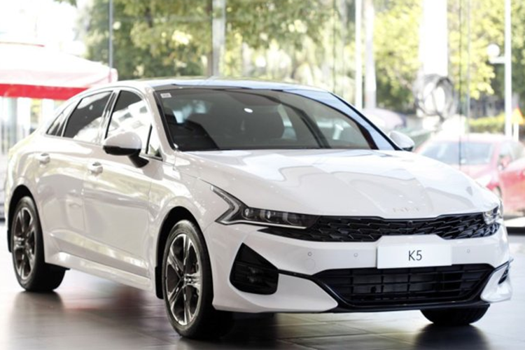 Cung cấp sức mạnh cho Kia K5 là 2 tùy chọn động cơ. Bản Luxury và Premium được trang bị động cơ xăng 2.0 MPI cho công suất 150 mã lực và mô-men xoắn 192 Nm. Động cơ đi cùng hộp số tự động 6 cấp và hệ dẫn động cầu trước.