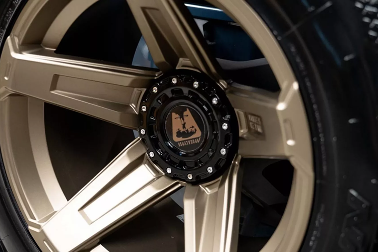 Land Rover độ Apocalypse không thừa hưởng khối động cơ mạnh mẽ V8. Thay vào đó là cỗ máy Turbocharger 4 xi lanh dung tích 2.0L, sản sinh công suất 296 mã lực và mô-men xoắn 400 Nm (phiên bản P300 tiêu chuẩn). Kết hợp hộp số 8 cấp và hệ dẫn động 4 bánh.