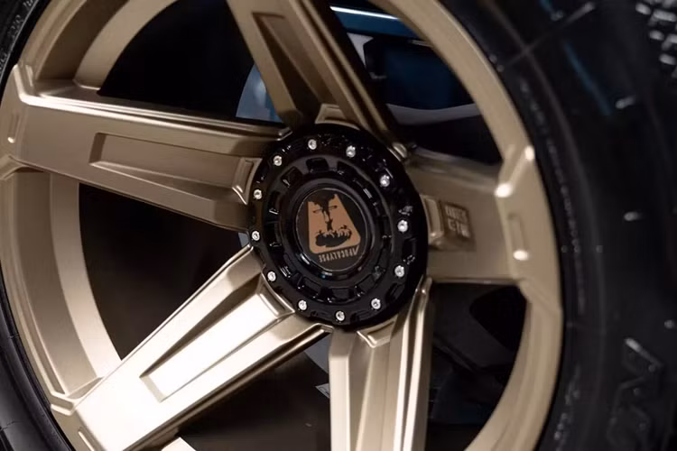 Land Rover độ Apocalypse không thừa hưởng khối động cơ mạnh mẽ V8. Thay vào đó là cỗ máy Turbocharger 4 xi lanh dung tích 2.0L, sản sinh công suất 296 mã lực và mô-men xoắn 400 Nm (phiên bản P300 tiêu chuẩn). Kết hợp hộp số 8 cấp và hệ dẫn động 4 bánh.