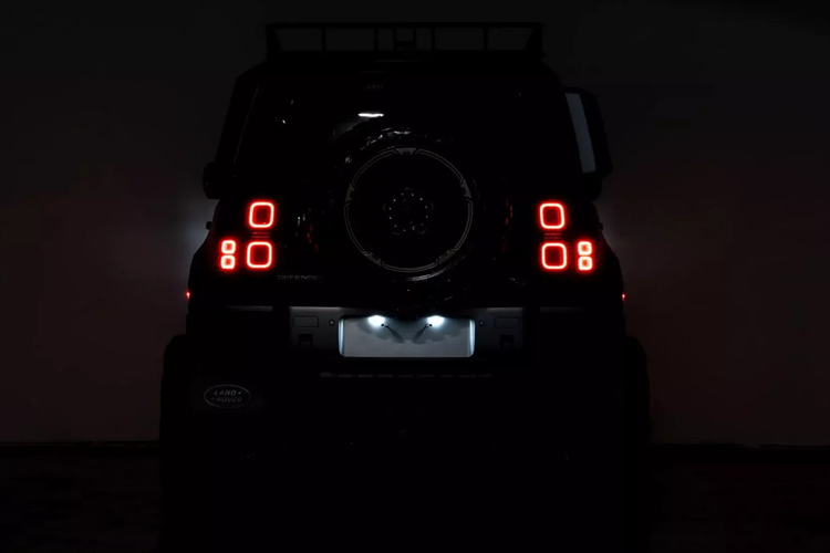 Khoảng sáng gầm tăng đáng kể đã khiến Defender trông giống như chiếc xe tải Tonka thực tế, chiếc Land Rover ấn tượng này được trang bị các bộ phận nâng cấp như tấm chắn dưới xe, bộ tời phía trước, bậc lên xuống, giá nóc và bánh xe 5 chấu màu đồng kết hợp bộ lốp đa địa hình.