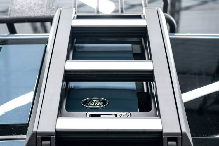 Theo một số thông tin từ South Florida Jeeps, giá xe Land Rover Defender của Apocalypse 6×6 này đang được chào bán với giá 99.000 USD khoảng 2,4 tỷ đồng.