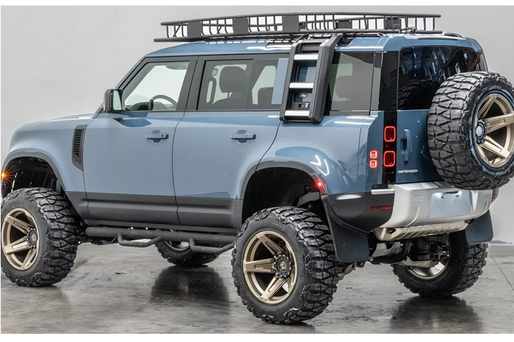 Chiếc xe SUV địa hình Land Rover Defender "hoang dã" với gói off-road của Apocalypse 6×6Xe này được sản xuất năm 2020 và đã di chuyển được 5.718 km (3.553 dặm).