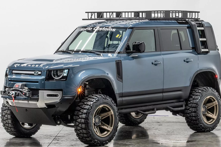 Apocalypse 6×6 được biết đến với những chuyển đổi 6 bánh trông hầm hố và cứng cáp hơn. Tuy nhiên, khi thực hiện bản độ Land Rover Defender 110 hàng độc này, Apocalypse vẫn mang đến tố chất đặc biệt, đậm chất off-road.