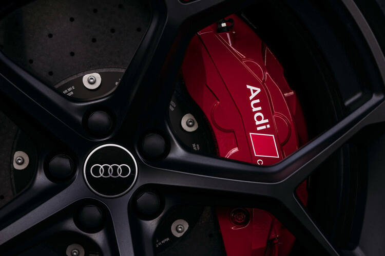 Với công suất 632 mã lực và mô-men xoắn 850 Nm, RS Q8 Performance là người bạn đồng hành lý tưởng trên những con đường quê quanh co ở Catalonia và trường đua ParcMotor Castellolí.