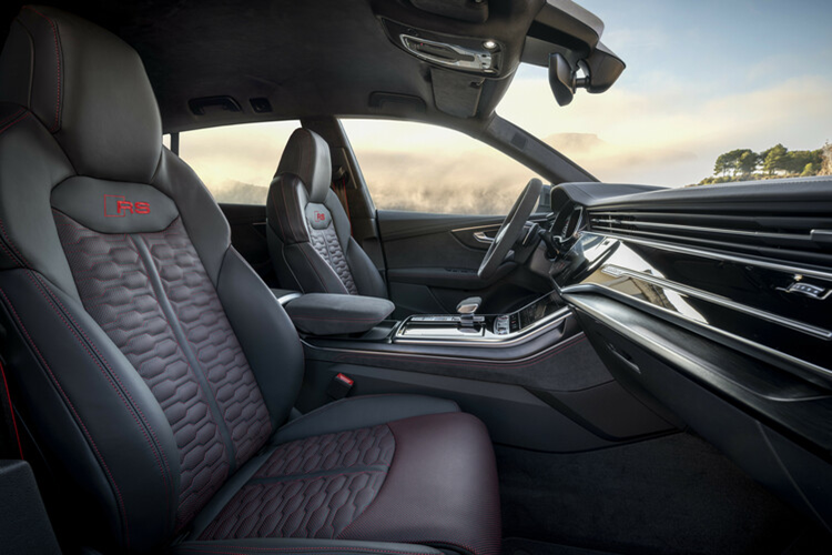 Và để kiếm chứng RS Q8 RS Q8 Performance, Roland Waschkau, người chịu trách nhiệm phát triển khung gầm của RS Q8 Performance đã cầm lái mẫu SUV Coupe hạng sang có động cơ đốt trong mạnh mẽ nhất lịch sử Audi này trên trường đua ParcMotor ở Castellolí, Tây Ban Nha.