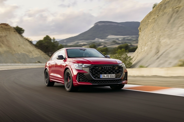 Audi RS Q8 Performance còn có hệ thống ống xả riêng biệt để hiệu chỉnh âm thanh hấp dẫn hơn. Mẫu xe có gương ốp carbon mờ, các chi tiết lướt gió phía trước và bộ khuếch tán phía sau màu xám mờ. Giá khởi điểm cho RS Q8 RS Q8 Performance là khoảng 168.000 USD.