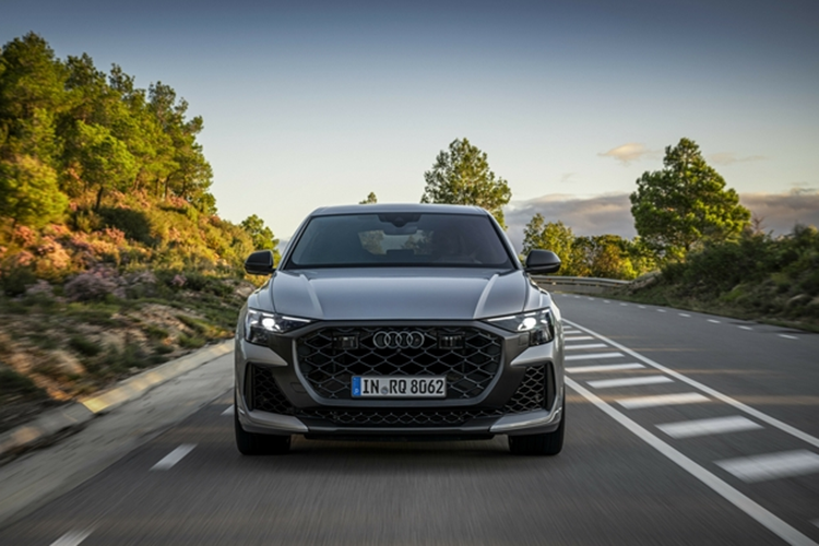 RS Q8 Performance có khả năng tăng tốc 0-100 km/h chỉ trong 3,6 giây cùng tốc độ tối đa 280 km/h. Mẫu xe hàng đầu này lập kỷ lục vòng đua mới quanh đường đua Nurburgring Nordschleife huyền thoại với thời gian 7:36.698.