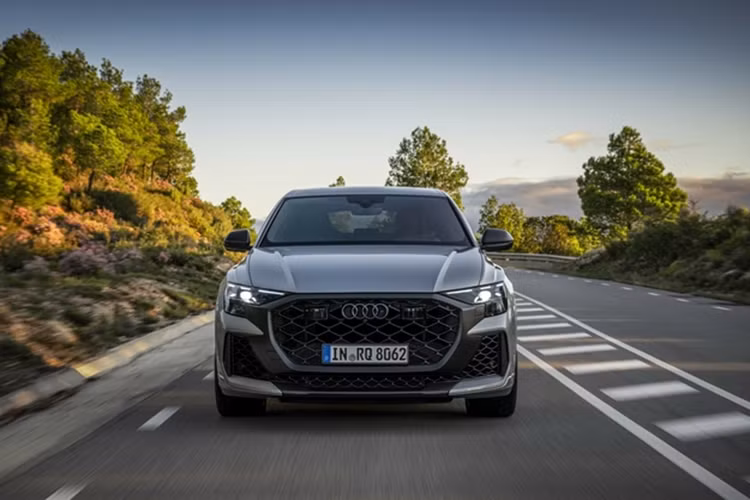 RS Q8 Performance có khả năng tăng tốc 0-100 km/h chỉ trong 3,6 giây cùng tốc độ tối đa 280 km/h. Mẫu xe hàng đầu này lập kỷ lục vòng đua mới quanh đường đua Nurburgring Nordschleife huyền thoại với thời gian 7:36.698.