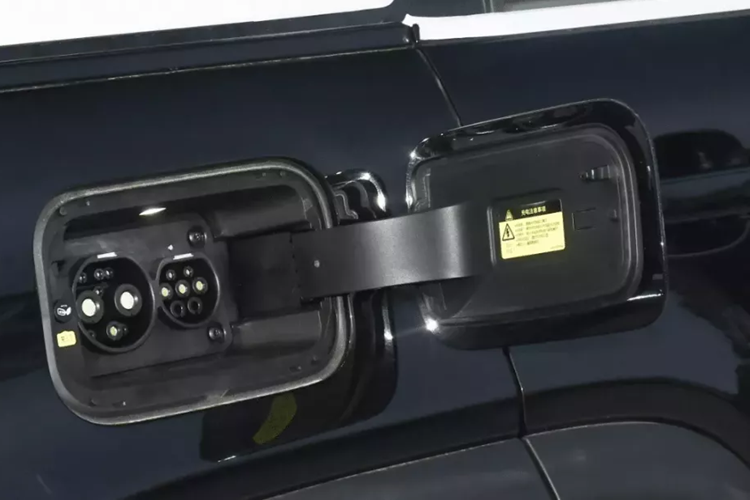 Các cấu hình khác bao gồm đèn viền nội thất 256 màu, 10 loa, cập nhật OTA, khởi động từ xa, sạc không dây cho điện thoại di động công suất 50 watt, chức năng xả điện ngoài, sưởi vô lăng và khả năng hỗ trợ lái xe tiên tiến cấp độ 2 bao gồm cảnh báo mở cửa, giám sát điểm mù, hỗ trợ chuyển làn đường, kiểm soát hành trình thích ứng và đỗ xe từ xa.