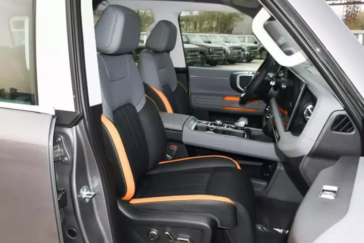 Bên trong, nội thất có hai màu Wizard of Oz và Dawn; và tiếp tục cung cấp gương chiếu hậu phát trực tuyến kỹ thuật số 9 inch, bảng điều khiển LCD 10,25 inch, cũng như màn hình điều khiển trung tâm kép 12,8 inch và màn hình phụ lái, được cung cấp bởi chip Qualcomm Snapdragon 8155 hỗ trợ trợ lý giọng nói AI.