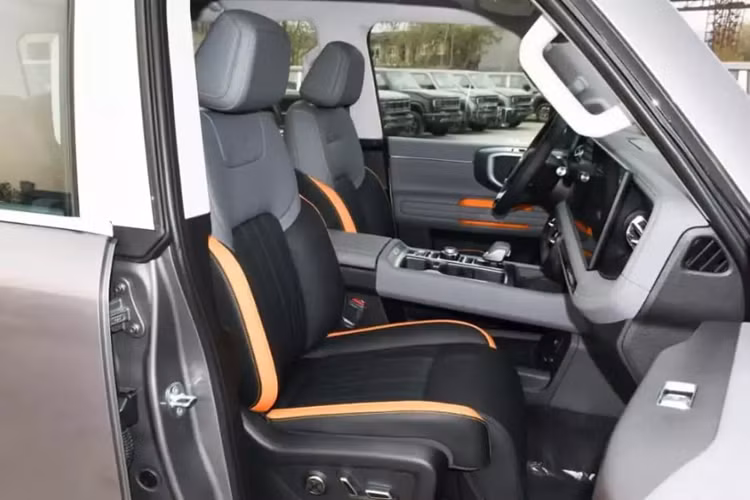 Bên trong, nội thất có hai màu Wizard of Oz và Dawn; và tiếp tục cung cấp gương chiếu hậu phát trực tuyến kỹ thuật số 9 inch, bảng điều khiển LCD 10,25 inch, cũng như màn hình điều khiển trung tâm kép 12,8 inch và màn hình phụ lái, được cung cấp bởi chip Qualcomm Snapdragon 8155 hỗ trợ trợ lý giọng nói AI.