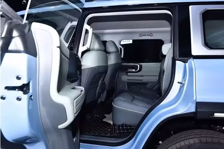 Kích thước xe SUV BAIC BJ40e 2025 bao gồm chiều dài, chiều rộng và chiều cao lần lượt sẽ là 4790/1940/1964 mm, với chiều dài cơ sở 2760 mm và trọng lượng không tải 2640 kg. Góc tiếp cận là 38°, góc thoát là 37°, khoảng sáng gầm xe là 215 mm, độ sâu lội nước là 750 mm và khả năng kéo là 2,5 tấn.