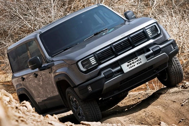 Ngoài ra, xe còn được trang bị khóa vi sai trung tâm thông minh, khóa vi sai trước và sau (trên phiên bản cao cấp) và hệ thống điều khiển ATS điện thông minh trên mọi địa hình. 11 chế độ lái được hỗ trợ, bao gồm bốn chế độ đi lại trong đô thị, sáu chế độ địa hình và một chế độ đường đua.