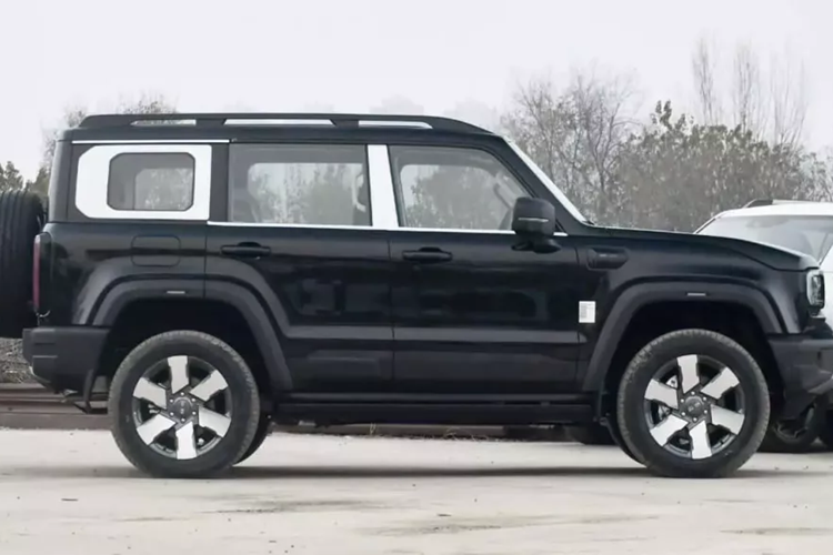 Phiên bản BAIC BJ40 Magic Core Electric Drive Edition mới tiếp tục thiết kế của các biến thể chạy bằng xăng hiện đang được bán, với đường viền vuông vắn. Mặt trước vẫn giữ nguyên hình dạng lưới tản nhiệt năm phần đặc trưng. Ngược lại, phía sau sử dụng dấu hiệu đuôi xe “BJ40e” để phản ánh bản sắc EREV của xe.