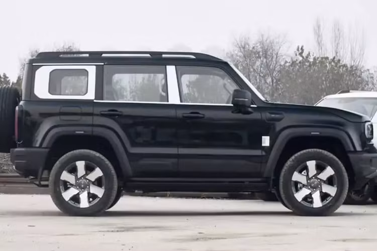 Phiên bản BAIC BJ40 Magic Core Electric Drive Edition mới tiếp tục thiết kế của các biến thể chạy bằng xăng hiện đang được bán, với đường viền vuông vắn. Mặt trước vẫn giữ nguyên hình dạng lưới tản nhiệt năm phần đặc trưng. Ngược lại, phía sau sử dụng dấu hiệu đuôi xe “BJ40e” để phản ánh bản sắc EREV của xe.