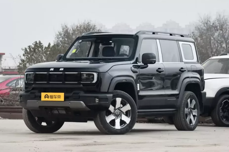 BAIC đã chính thức mở bán trước mẫu SUV địa hình mở rộng phạm vi BJ40 Magic Core Electric Drive Edition (BJ40e). Mức giá xe BAIC BJ40e 2025 cho hai phiên bản bán từ 224.800 – 244.800 nhân dân tệ (30.900 – 33.600 USD), tương đương 734 triệu đến 800 triệu đồng.