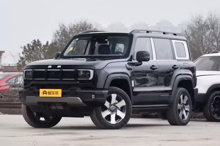 BAIC đã chính thức mở bán trước mẫu SUV địa hình mở rộng phạm vi BJ40 Magic Core Electric Drive Edition (BJ40e). Mức giá xe BAIC BJ40e 2025 cho hai phiên bản bán từ 224.800 – 244.800 nhân dân tệ (30.900 – 33.600 USD), tương đương 734 triệu đến 800 triệu đồng.