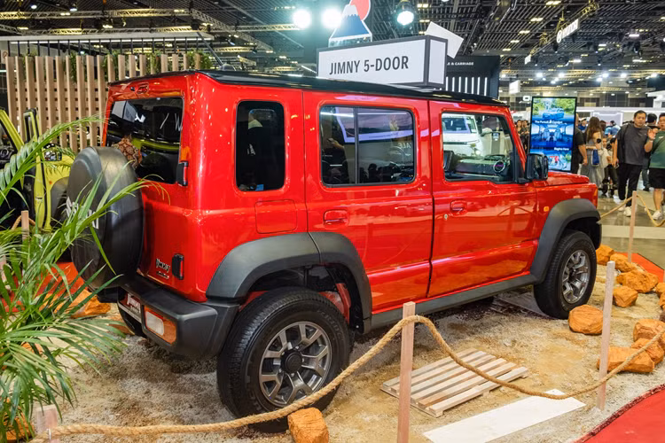 Cuối cùng là những trang bị an toàn tiêu chuẩn như 2 túi khí, hệ thống chống bó cứng phanh ABS, phân bổ lực phanh điện tử EBD, cân bằng điện tử, hỗ trợ khởi hành ngang dốc, camera lùi và cảm biến hỗ trợ đỗ xe phía sau. Bản GLX sẽ có tổng cộng 6 túi khí thay vì 2.