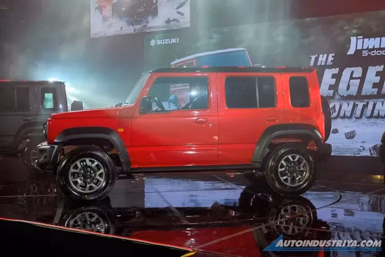 Suzuki Jimny tại Việt Nam bản 3 cửa dự kiến có giá khởi điểm từ 789 triệu đồng. Suzuki Jimny 5 cửa dành cho thị trường Philippines được nhập khẩu nguyên chiếc từ Ấn Độ. Xe nhắm đến những khách hàng muốn mua SUV việt dã rộng hơn Suzuki Jimny 3 cửa nhưng vẫn giữ được khả năng chạy đường khó khi cần.