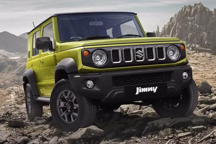 Nằm bên dưới nắp ca-pô của Suzuki Jimny 5 cửa là động cơ xăng 4 xi-lanh, hút khí tự nhiên, dung tích 1.5L, cho công suất tối đa 105 mã lực và mô-men xoắn cực đại 136 Nm, dùng chung với Suzuki XL7 đang bán ở Việt Nam.