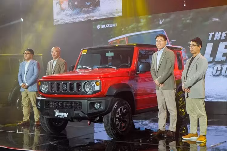 Tại triển lãm Ô tô Singapore 2024 diễn ra cách đây không lâu, hãng Suzuki đã mang mẫu xe Jimny 5 cửa đến trưng bày. Tuy nhiên, thị trường đầu tiên có thể mua mẫu xe này lại là Philippines. Vào ngày 25/1/2024 vừa qua, Suzuki Jimny 5 cửa 2024 đã chính thức ra mắt và công bố giá bán.