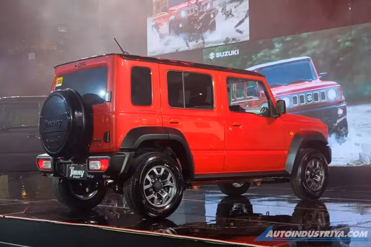 Kích thước lớn hơn không chỉ giúp xe có thêm 2 cửa bên sườn mà còn tăng thể tích khoang hành lý. Thể tích chứa đồ của mẫu xe này đạt 211 lít khi dùng cả hai hàng ghế. Nếu muốn tăng thể tích khoang hành lý lên 332 lít, người dùng có thể gập hàng ghế sau với tỷ lệ 50:50.