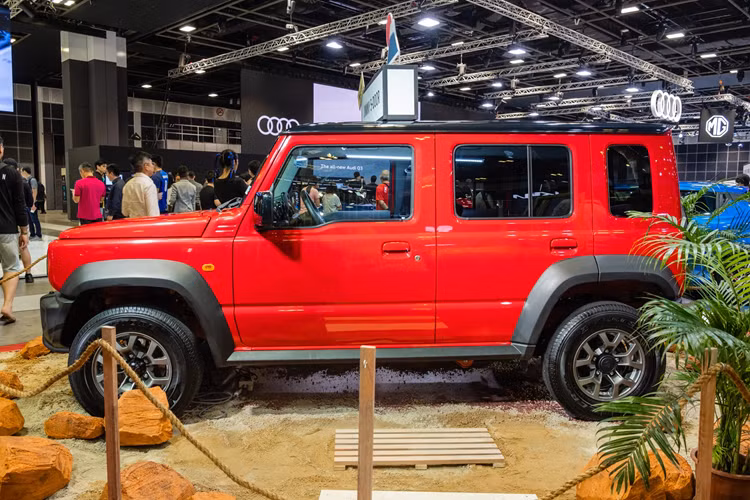 Bên trong Suzuki Jimny 5 cửa là không gian nội thất không khác nhiều so với phiên bản 3 cửa. Tuy rộng hơn nhưng xe cũng chỉ có nội thất 4 chỗ ngồi. Tương tự phiên bản 3 cửa, Suzuki Jimny 5 cửa cũng có vô lăng tích hợp phím chỉnh âm lượng, bảng đồng hồ analog tích hợp màn hình đa thông tin nhỏ với thiết kế cổ điển