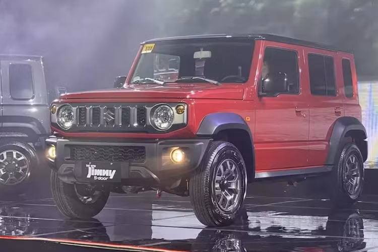 So với bản 3 cửa, Suzuki Jimny 5 cửa đương nhiên có kích thước lớn hơn. Cụ thể, mẫu xe này có chiều dài 3.820 mm và chiều dài cơ sở 2.590 mm. Nói cách khác, chiều dài của xe nhỉnh hơn 170 mm và chiều dài cơ sở tăng 340 mm so với Suzuki Jimny 3 cửa.