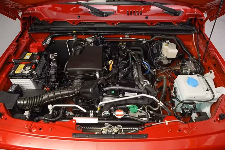 Ngoài ra, Suzuki Jimny 5 cửa còn được trang bị đèn pha LED tiêu chuẩn ở bản GLX. Đèn pha LED này còn có tính năng tự động điều chỉnh góc chiếu cao/thấp. Trong khi đó, bản GL tiêu chuẩn chỉ có đèn pha Halogen.