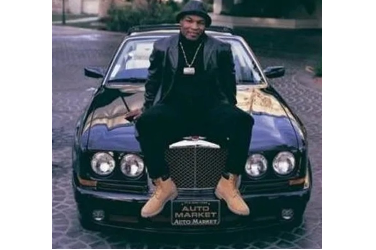 Nhưng sau khi nghe lời khuyên nhủ của HLV Jim Jacobs, Võ sĩ thép từ bỏ ý định và chờ đến sinh nhật mới tậu chiếc Rolls-Royce Silver Spur trị giá 136.000 USD (tương đương 3,45 tỷ đồng theo tỷ giá hiện tại).